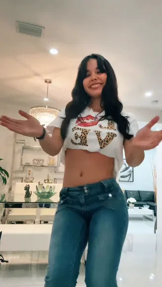 Alee_babe Midriff Baring Crop Top OnlyFans Video Leaked