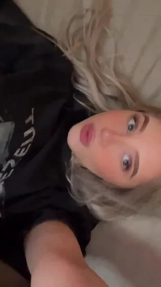 Alexia Black Tee Bed Pose OnlyFans Video Leaked