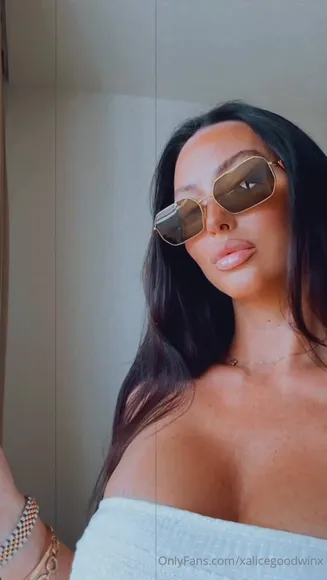 Alice Off Shoulder Top Tease OnlyFans Video Leaked