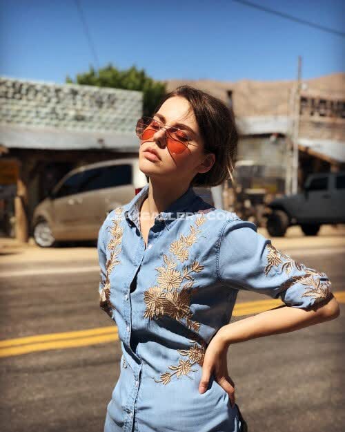 Alinarin Denim Shirt Pose OnlyFans Photo Leaked
