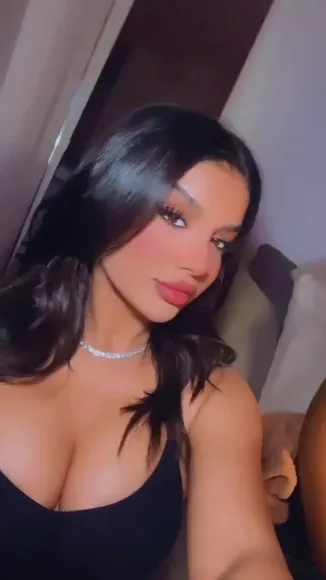 Alishbasheikh Deep Cleavage Pose OnlyFans Video Leaked