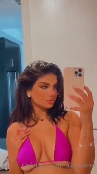 Alishbasheikh Pink Bikini Selfie Pose OnlyFans Video Leaked