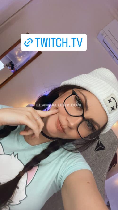 Aliythia Glasses And Beanie Pose OnlyFans Photo Leaked