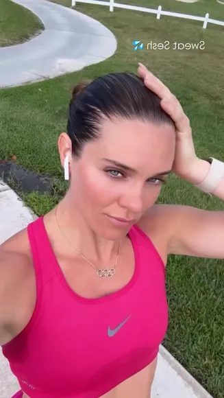 Alyshanewman Pink Sports Bra Pose OnlyFans Video Leaked