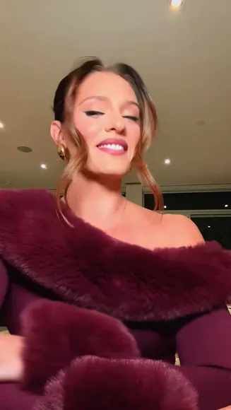 Alyshanewman Fur Collar Off Shoulder OnlyFans Video Leaked