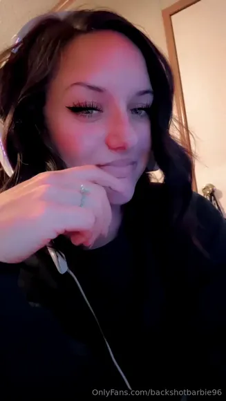 Alyx Smiling With Hand On Chin OnlyFans Video Leaked
