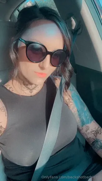 Alyx Tattooed Arms In Car OnlyFans Video Leaked