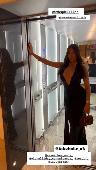 Ambsphillips Deep V-Neck Gown Pose OnlyFans Video Leaked