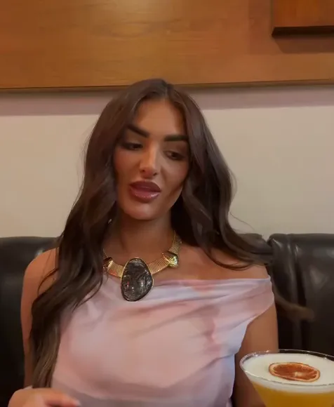 Ambsphillips Off-Shoulder Top Tease OnlyFans Video Leaked
