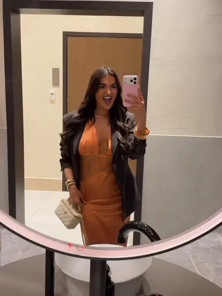 Ambsphillips Deep V-Neck Dress Pose OnlyFans Video Leaked