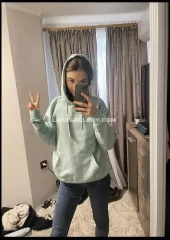 Amorekiwik Hoodie And Jeans Mirror OnlyFans Photo Leaked