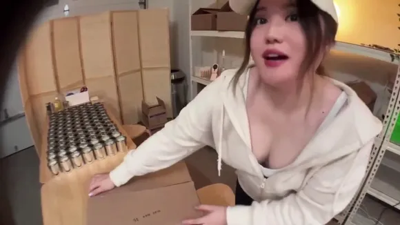 Angelsmimi Hoodie With Deep Neckline OnlyFans Video Leaked