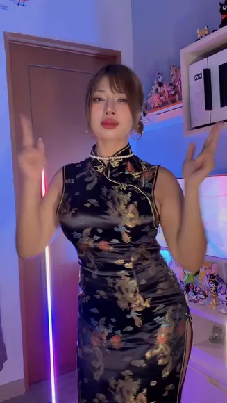 Anizuchie Floral Cheongsam Tease OnlyFans Video Leaked