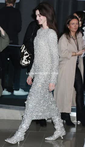 Annehathaway Sparkling Silver Gown Walk OnlyFans Photo Leaked
