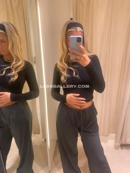 Annesteves... Black Crop Top Pose OnlyFans Photo Leaked