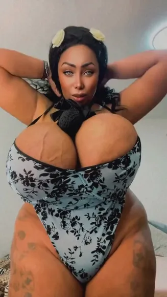 Arlenafroditacubanita Floral Bodysuit Booty Pose OnlyFans Video Leaked