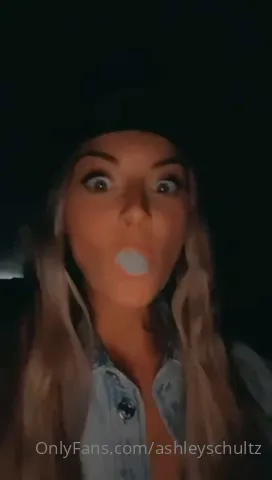 Ashley Blowing Bubble Gum OnlyFans Video Leaked