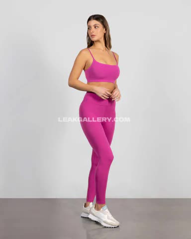 Ashley Pink Sports Bra Pose OnlyFans Photo Leaked