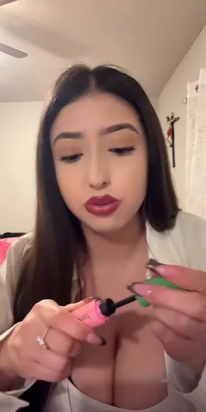 Ashleyarambulaa Mascara Application Tease OnlyFans Video Leaked