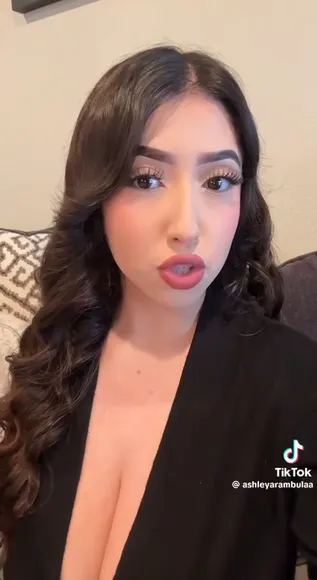 Ashleyarambulaa Deep V Neck Tease OnlyFans Video Leaked