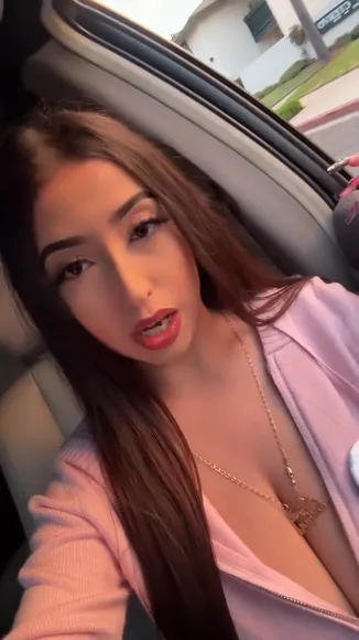 Ashleyarambulaa Low-Cut Pink Top OnlyFans Video Leaked