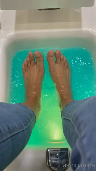 Asmr Janina Soaking Feet In Blue OnlyFans Video Leaked