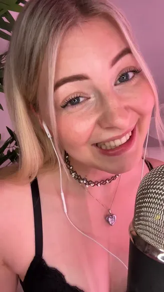 Asmr Janina Feather Tease Near Mic OnlyFans Video Leaked