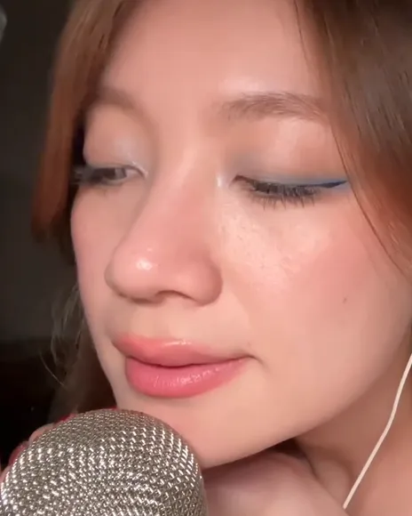 Asmrlin Lipstick Kiss Mic Tease OnlyFans Video Leaked