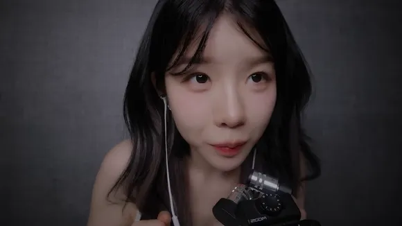 Asmryeonchu Earphone Tease Close Up OnlyFans Video Leaked