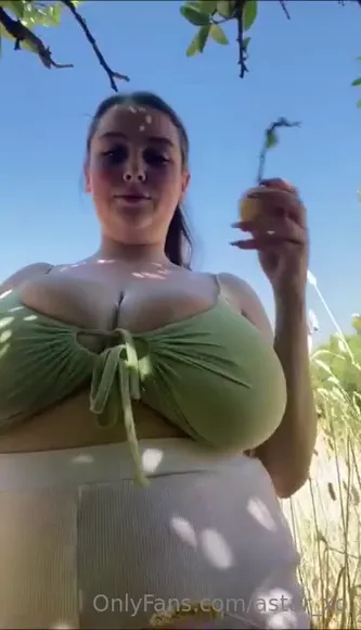 Astar_xo Green Topless Outdoor Tease OnlyFans Video Leaked