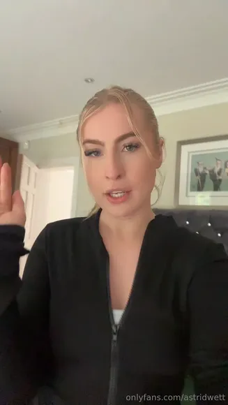 Astridwett Black Zip-Up Tease OnlyFans Video Leaked