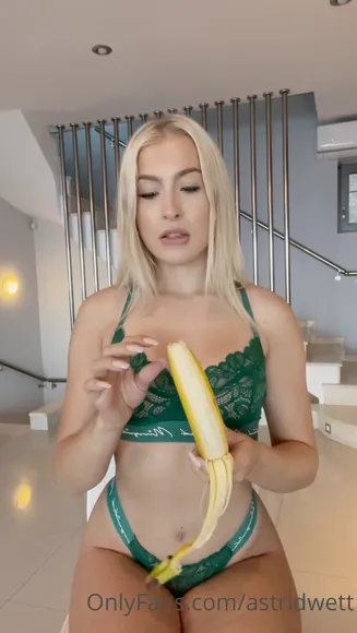 Astridwett Green Lace Bra Tease OnlyFans Video Leaked