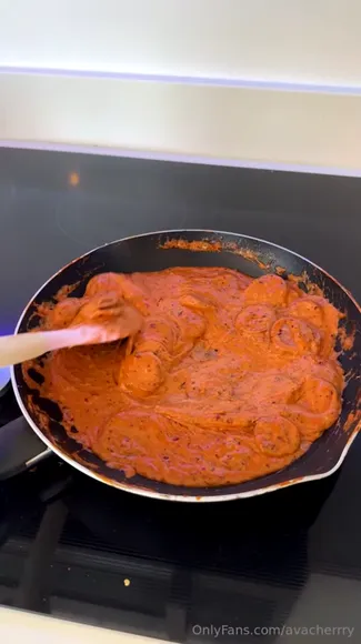 Avacherrry Pink Apron Cooking OnlyFans Video Leaked