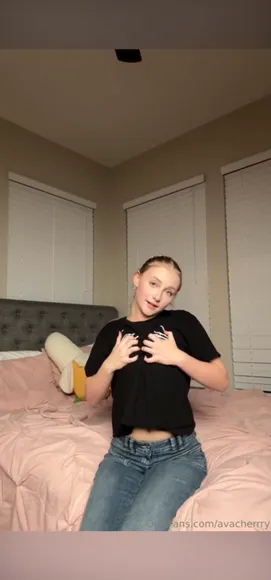 Avacherrry Topless Bed Tease OnlyFans Video Leaked