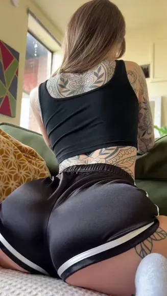 Awlivv Tight Shorts Ass Pose OnlyFans Video Leaked