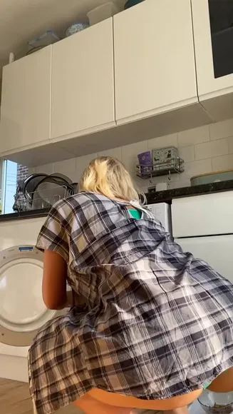 Axellepeach_ Plaid Shirt Ass Bend OnlyFans Video Leaked