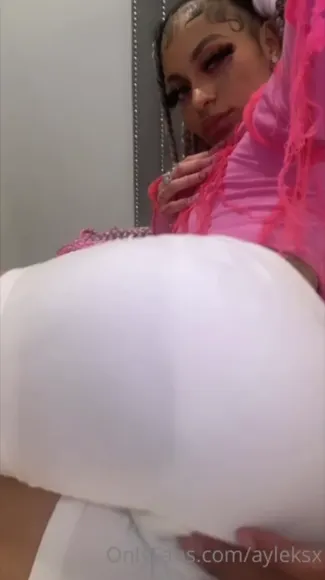 Ayleksx White Shorts Ass Shot OnlyFans Video Leaked