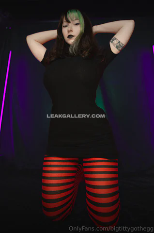 Bigtittygothegg Striped Leggings Pose OnlyFans Photo Leaked