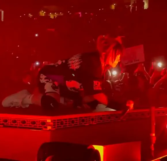 Billie_eilish Kneeling On Stage OnlyFans Video Leaked
