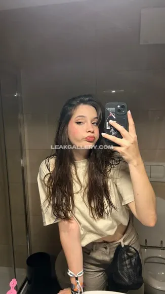 Billybella_ Casual T-Shirt Selfie OnlyFans Photo Leaked