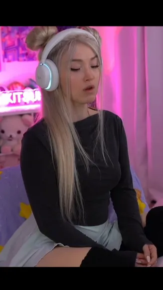 Blukitsune9 Black Long Sleeve Top OnlyFans Video Leaked