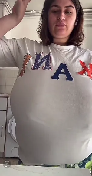 Blumevlt T-Shirt Boobs Display OnlyFans Video Leaked