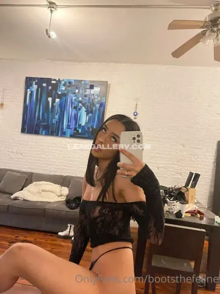 Bootsthefeline Lace Top Straddle Pose OnlyFans Photo Leaked