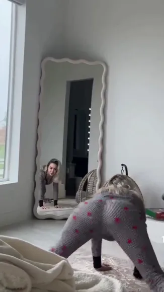 Britneyyyofficial Polka Dot Leggings Bend OnlyFans Video Leaked