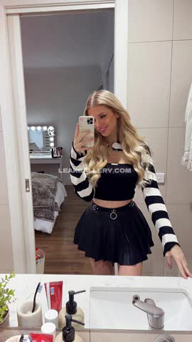 Britnyellen Striped Crop Top Tease OnlyFans Photo Leaked