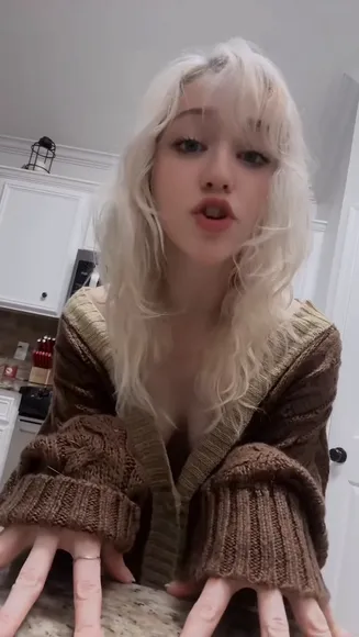 Bubbleteababydoll Cozy Cardigan Tease OnlyFans Video Leaked