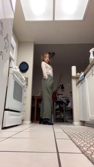 Bug Kitchen Floor Pose OnlyFans Video Leaked