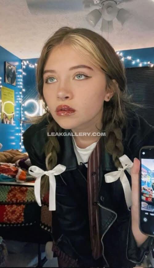 Caitibugzz Leather Jacket Selfie OnlyFans Photo Leaked