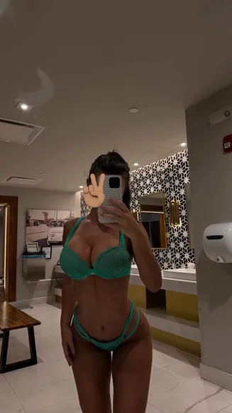 Caitlin Green Bikini Selfie Pose OnlyFans Video Leaked