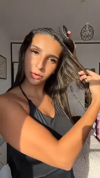 Camelia Wet Hair Brushing Tease OnlyFans Video Leaked